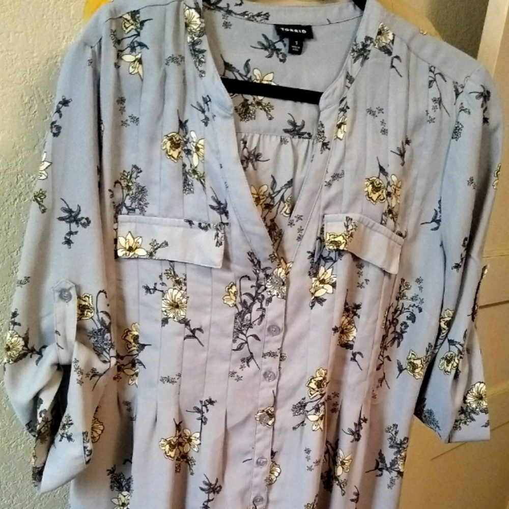Torrid - Gorgeous gray floral button front top w/adjustable 3/4 sleeves. Size 1